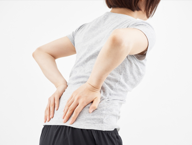 腰を押さえる女性