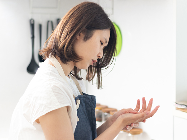 手のしびれを感じている女性